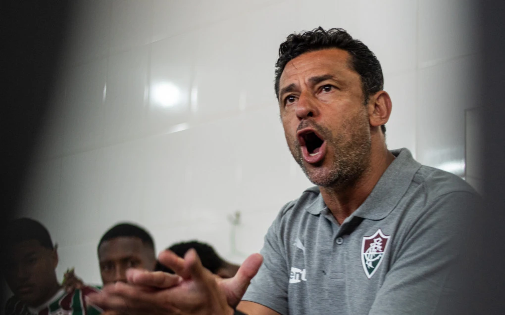 Fred no banco técnico durante estreia como treinador do sub-20 do Fluminense