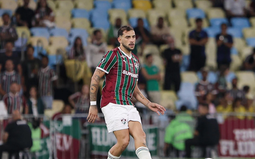Freytes em ação com a camisa do Fluminense disputando bola