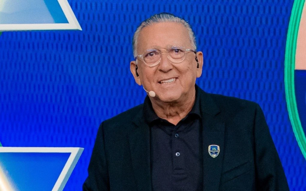 Galvão Bueno gesticulando durante análise no estúdio de televisão