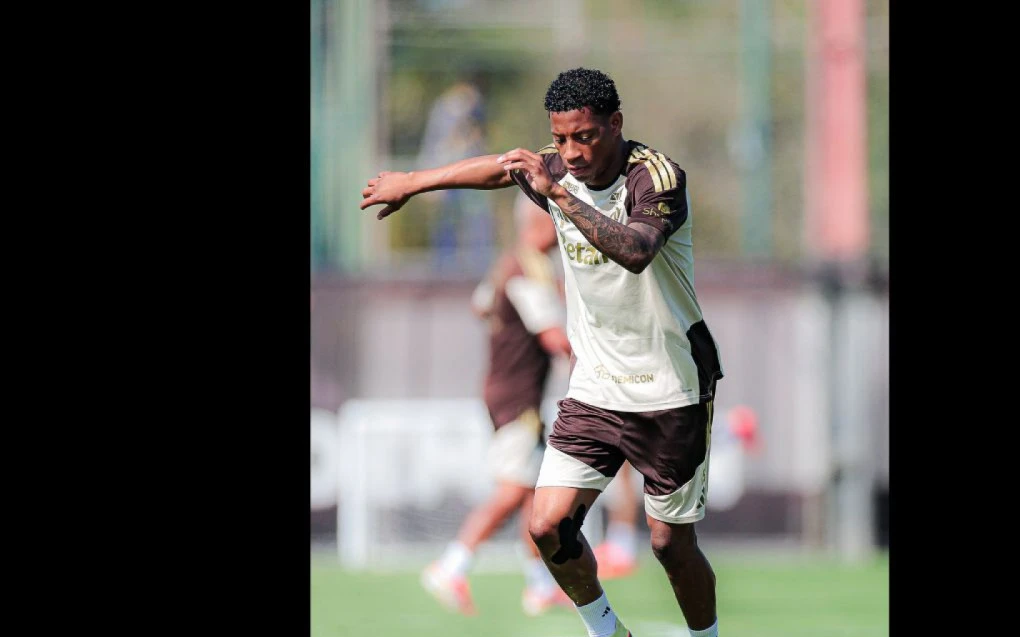 Gonzalo Plata em treino no CT Ninho do Urubu com bola nos pés