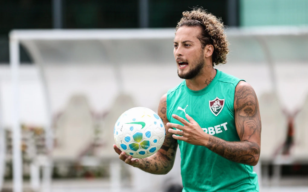 Guga em treino do Fluminense no CT Carlos Castilho com bola no pé