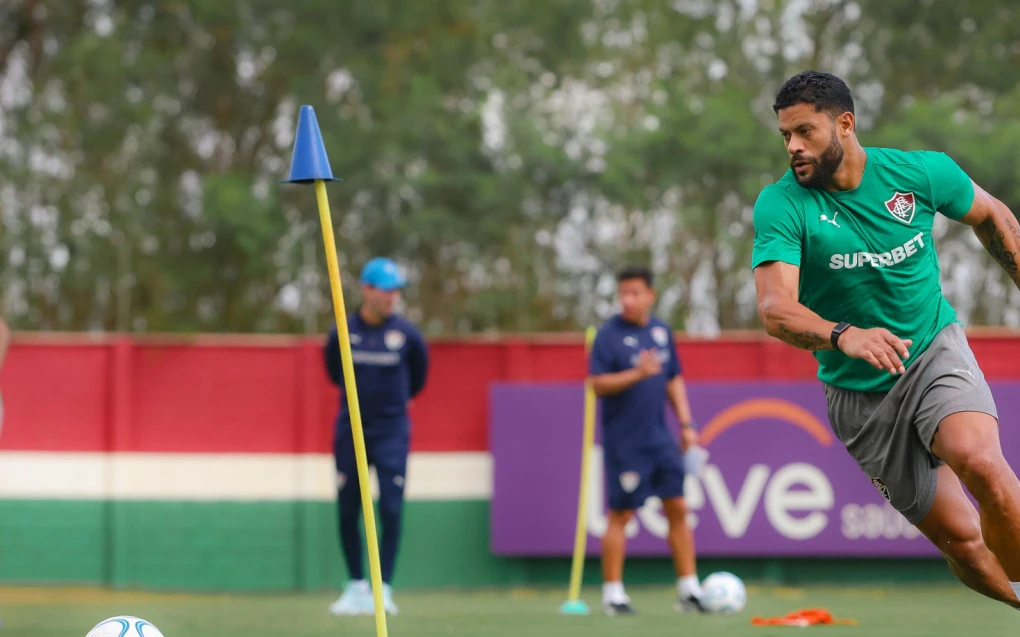 Hulk durante treino do Fluminense no CT Carlos Castilho com bola no pé