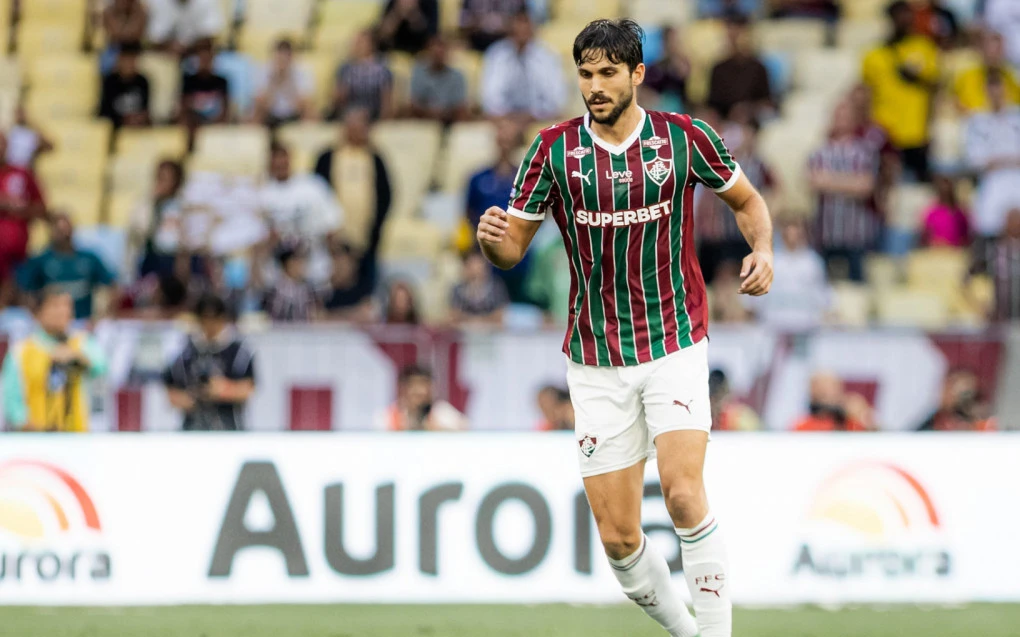 Igor Rabello disputando bola pelo Fluminense durante partida