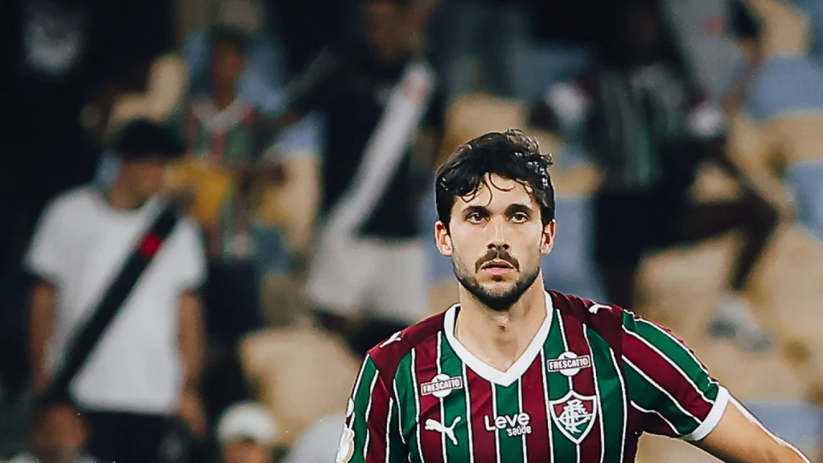 Igor Rabello disputando lance em clássico contra o Vasco com expressão concentrada