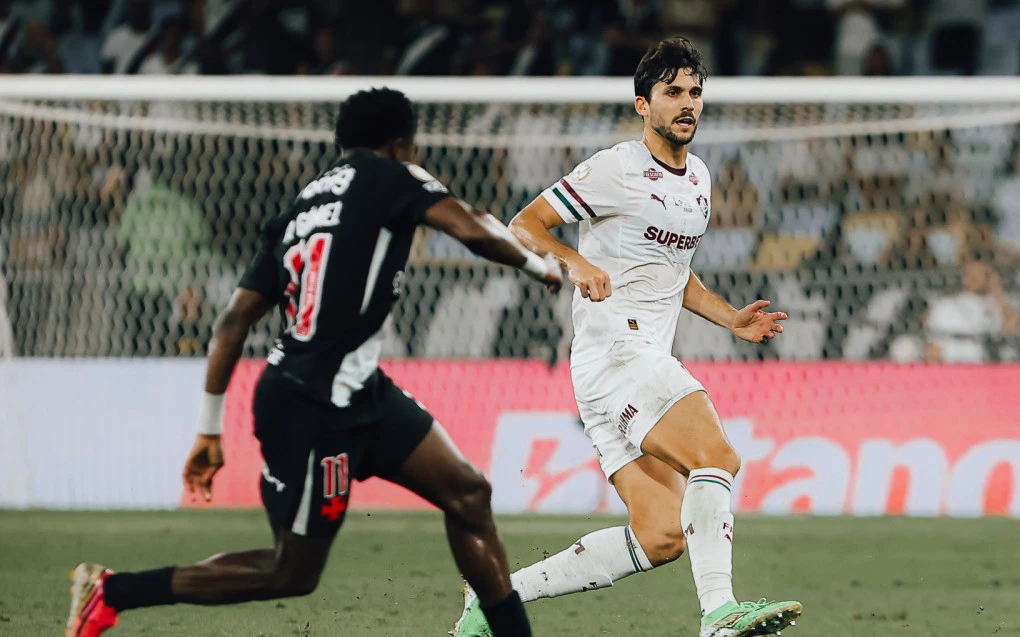 Igor Rabello disputando lance contra o Vasco no Maracanã
