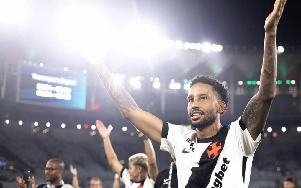 Jair em campo com a camisa do Vasco durante a partida