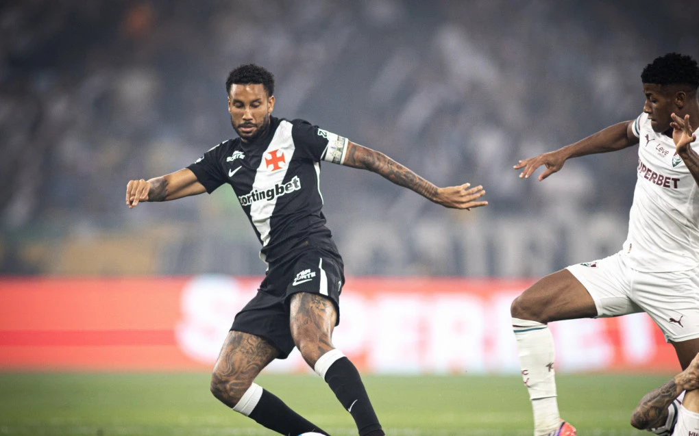 Jair em ação pelo Vasco no Maracanã durante clássico