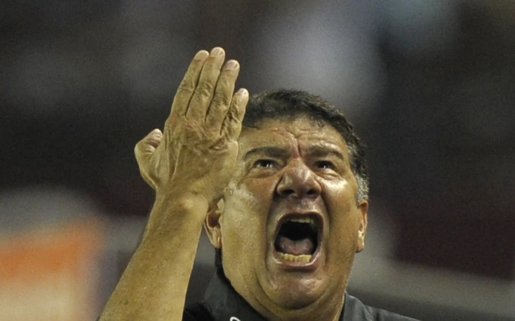 Joel Santana gesticulando ao falar em público, expressão enfática