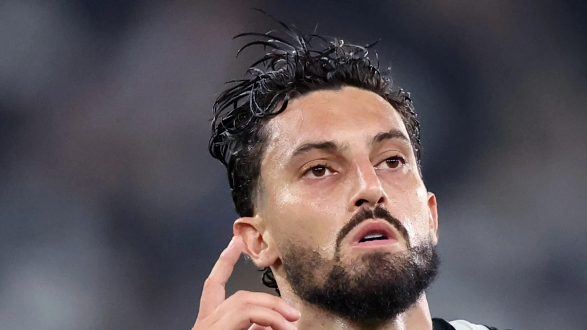 Alex Telles chutando com o pé esquerdo durante o empate entre Botafogo e Fluminense