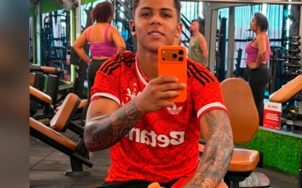 Akiles com camisa do Flamengo em postagem nas redes sociais