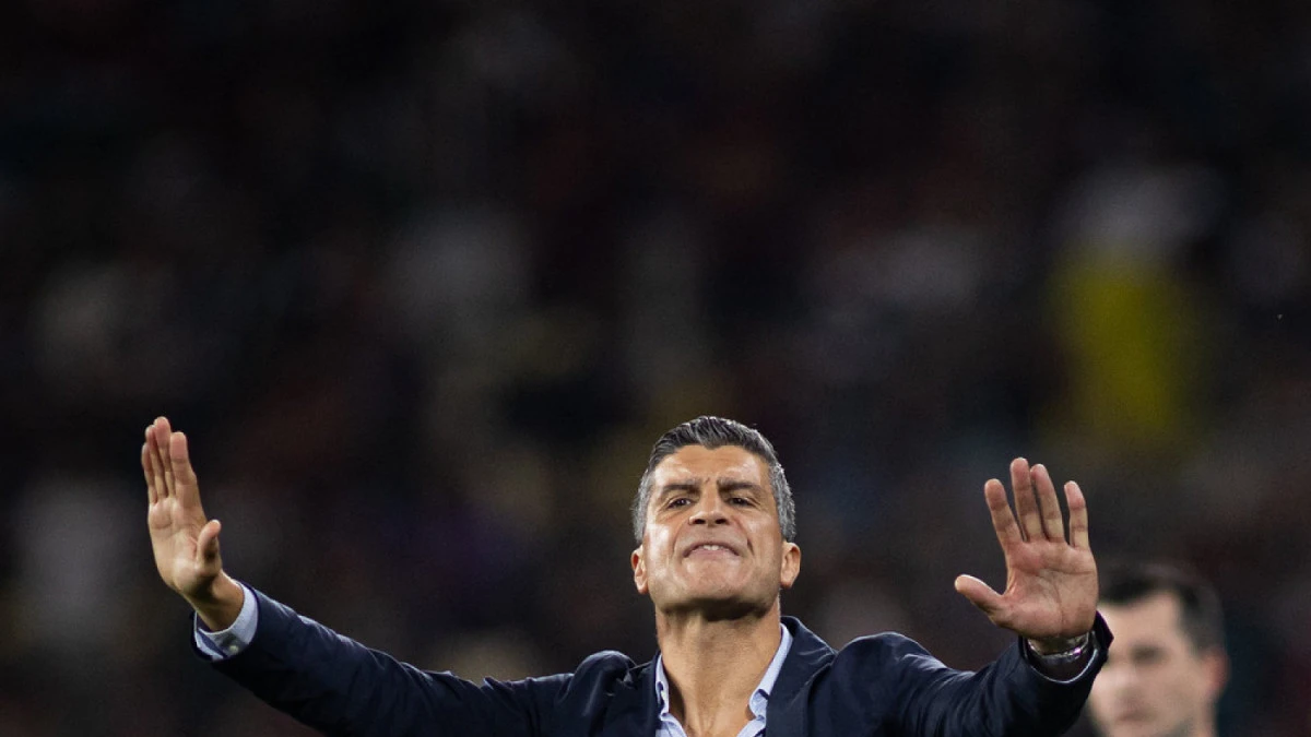 Pedro Emanuel orientando jogadores do Vasco durante partida