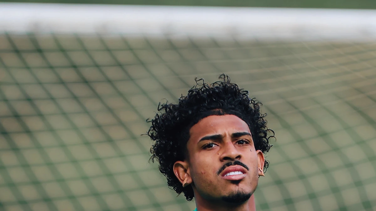 John Kennedy passa por operação no joelho direito; Fluminense confirma reavaliação