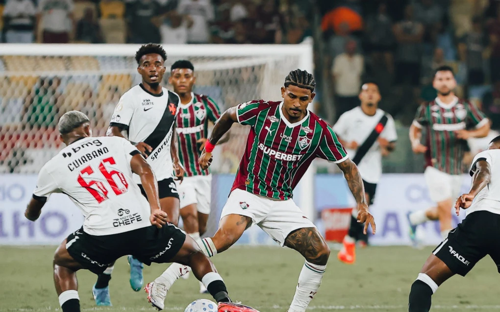 John Kennedy em disputa de bola pelo Fluminense no Maracanã