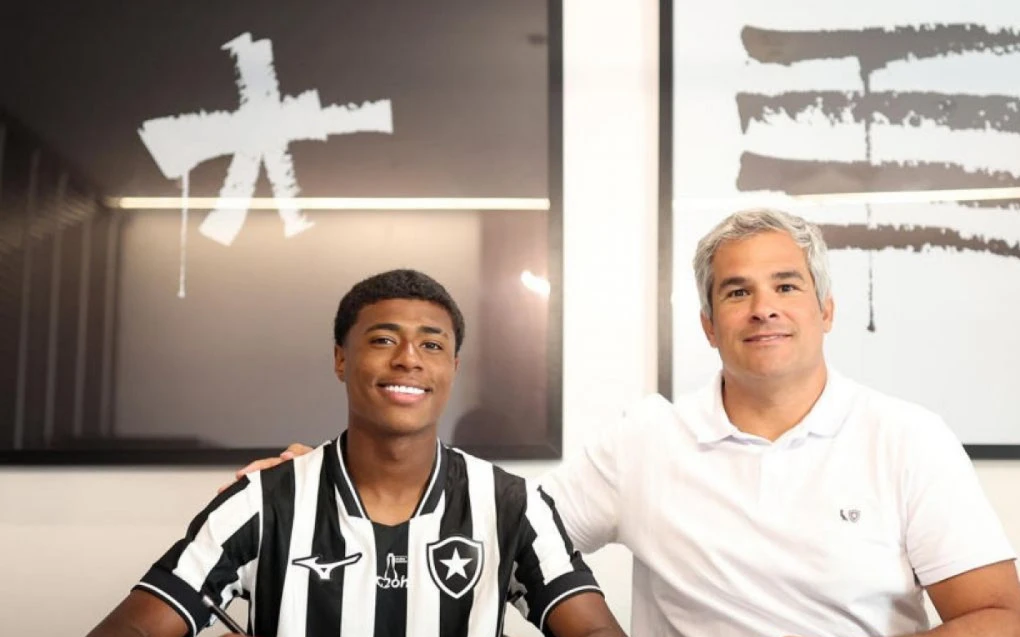 Cauã Machado comemorando com a camisa do Botafogo no centro de treinamento