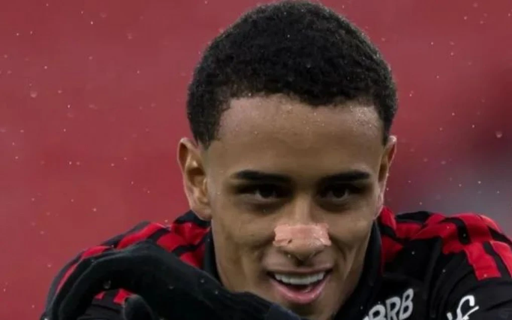 Ryan Roberto com a camisa do Flamengo em comemoração