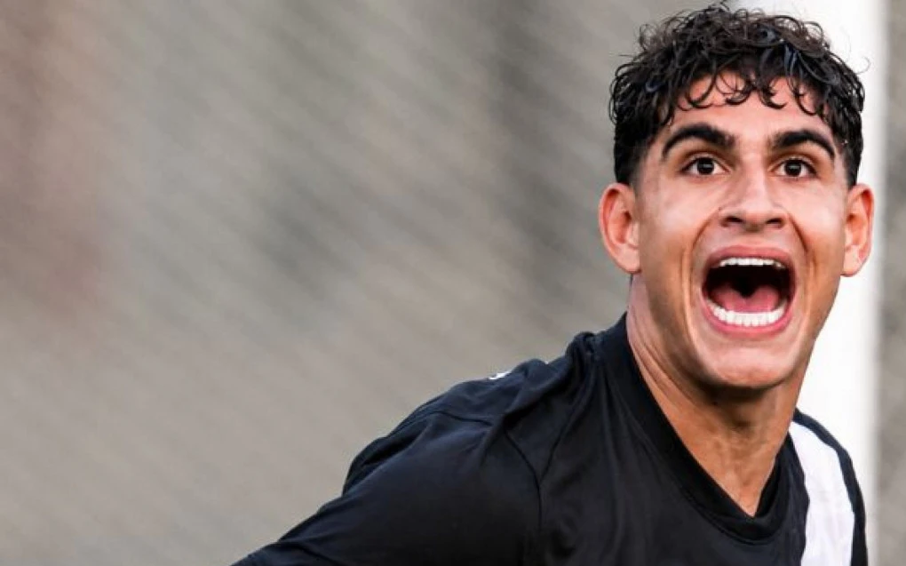 Diego Minete comemorando um dos gols pelo Vasco sub-17, com a faixa de capitão