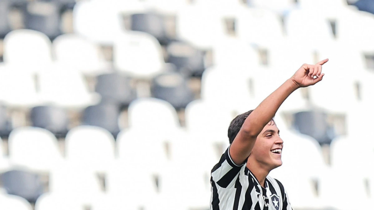 Bernardo Germano comemorando com a camisa do Botafogo