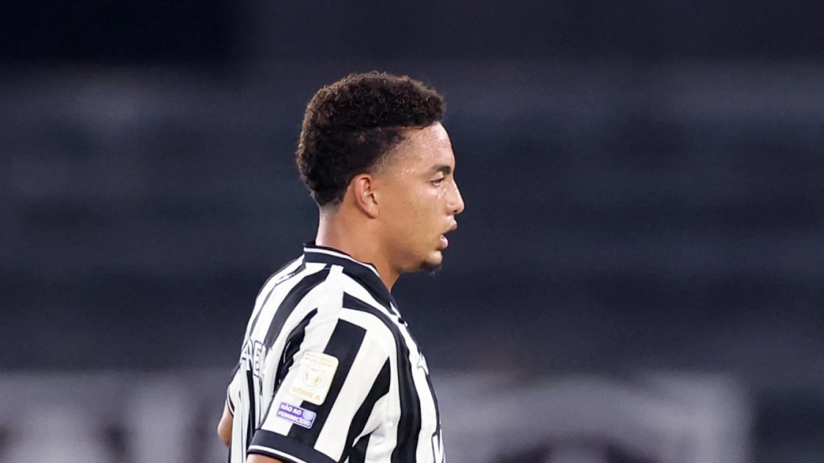 Jordan Barrera disputando bola em jogo entre Botafogo e Fluminense