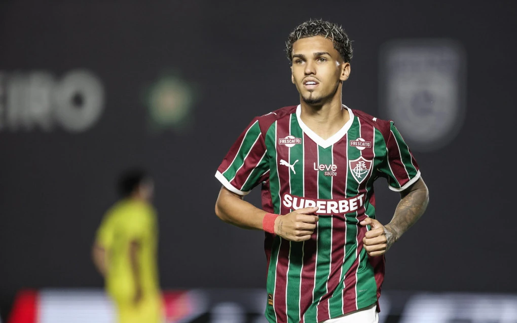 Riquelme Felipe no treino do Fluminense, expressão pensativa