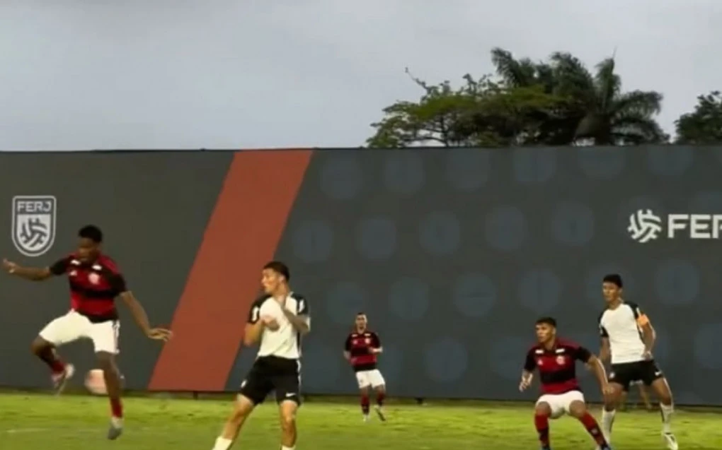 Jordan Michael celebrando o gol de letra pelo Flamengo sub-17