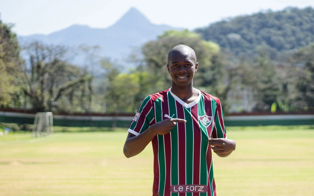 Vitinho assinando contrato com o Fluminense no centro de treinamento