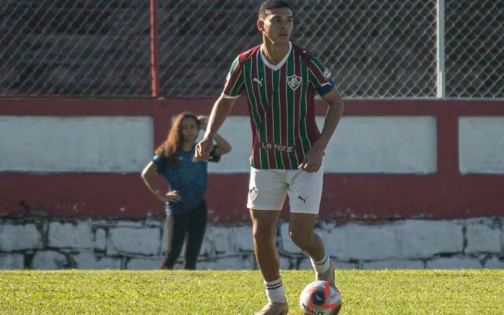 Rodrigo Gomes disputa bola pelo Fluminense nas categorias de base
