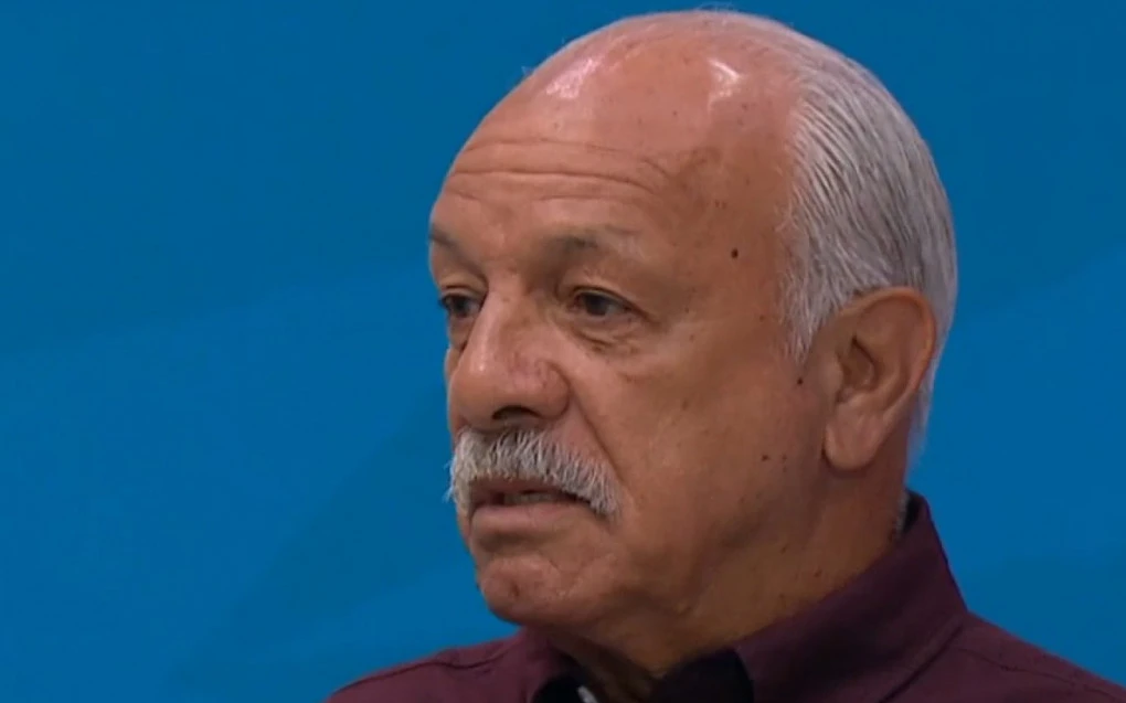 Júnior no estúdio durante debate, falando e gesticulando