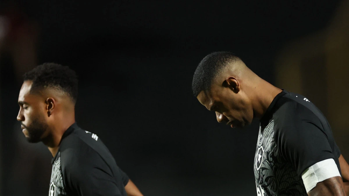 Júnior Santos durante aquecimento antes da partida contra o Vitória com colete de treino do Botafogo