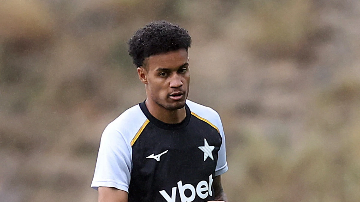 Paulinho em treino com a camisa do Botafogo