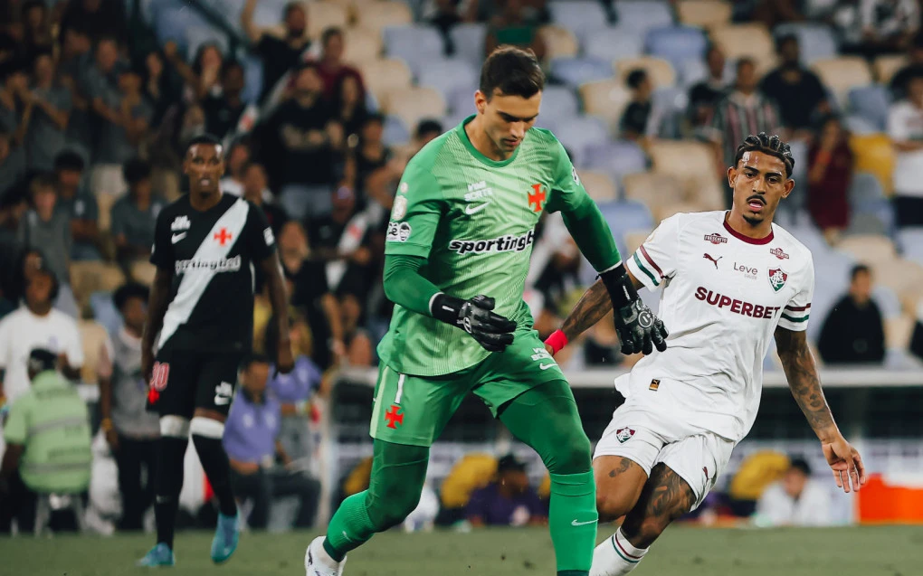 Léo Jardim, goleiro do Vasco, em ação no Maracanã durante clássico contra o Fluminense