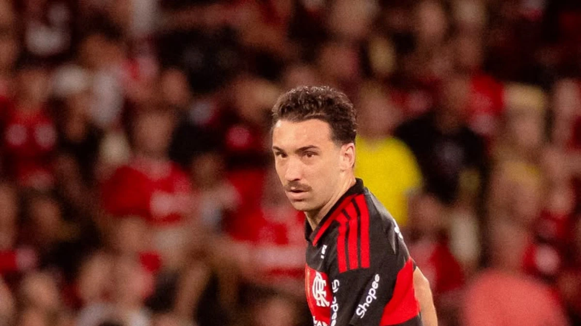 Léo Ortiz disputando bola em jogo do Flamengo