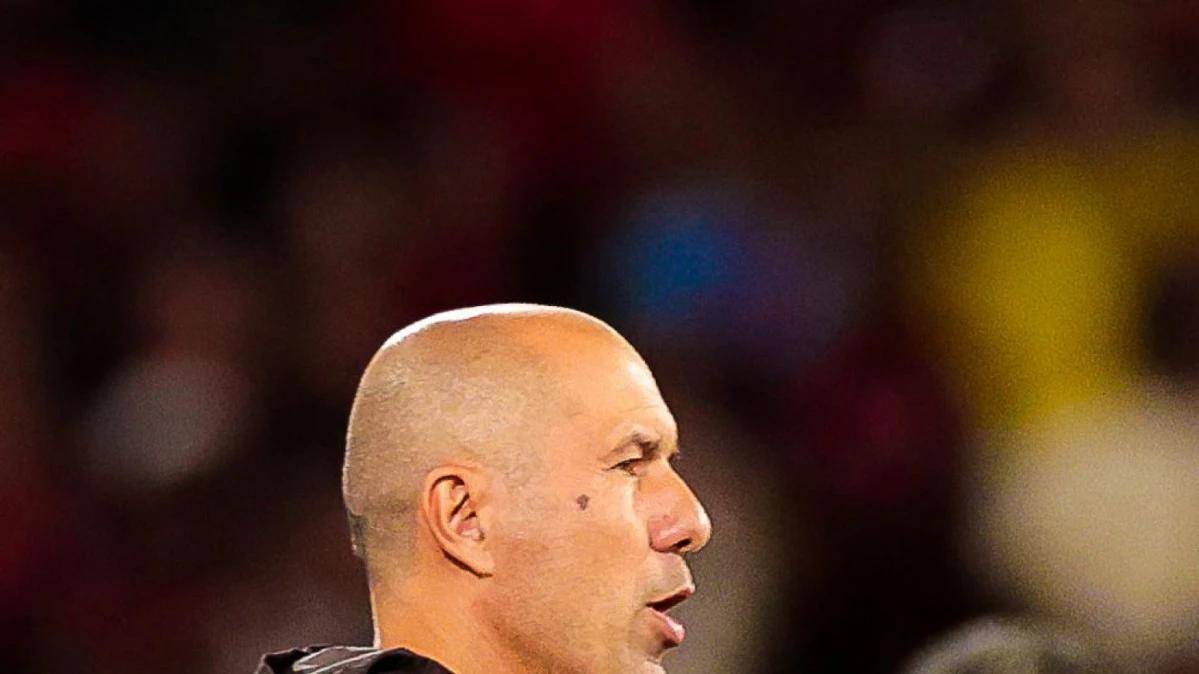 Leonardo Jardim durante partida contra o Vitória em campo, terno escuro, gesticulando