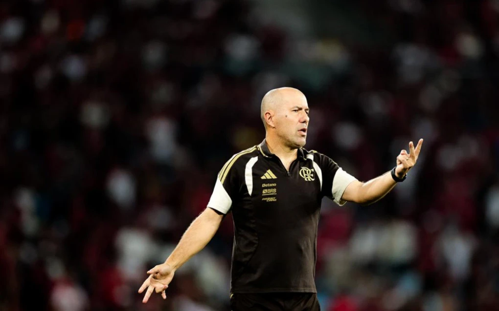 Leonardo Jardim fala em coletiva com microfones de imprensa