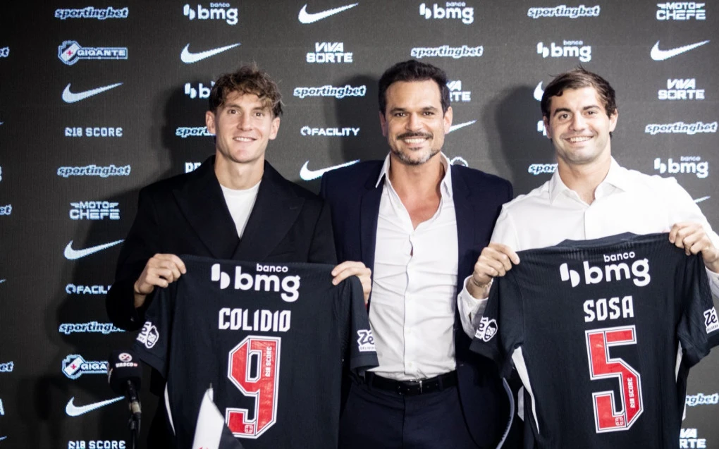 Colidio e Sosa juntos no centro do gramado, em agasalhos do Vasco, antes do jogo