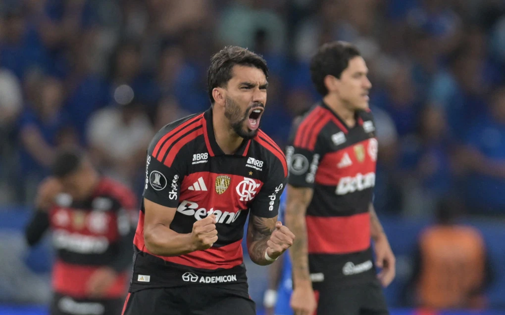 Lucas Paquetá comemorando gol pelo Flamengo no Mineirão