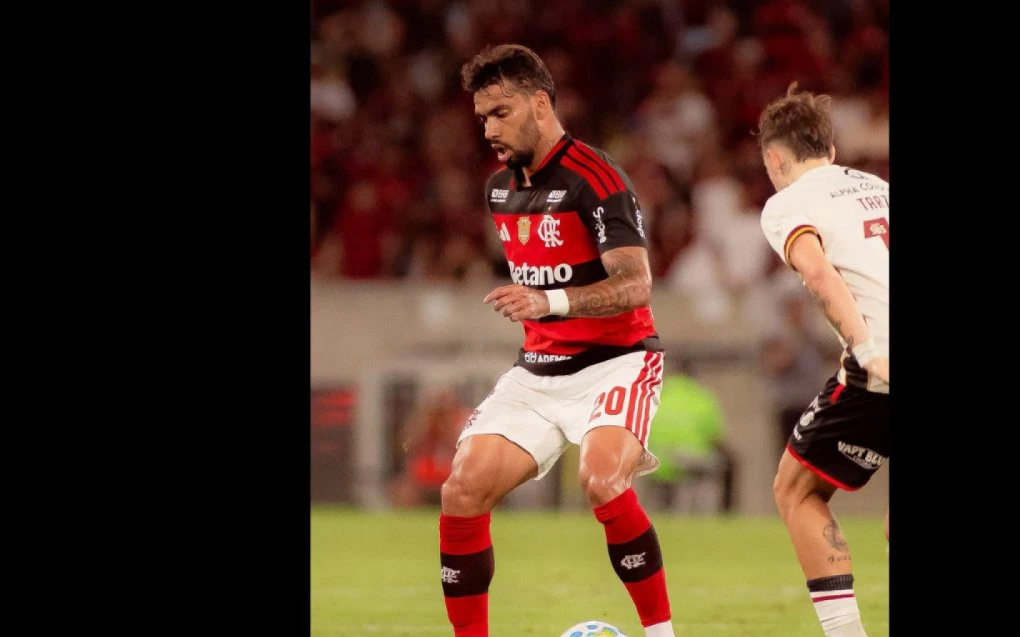 Lucas Paquetá em ação com a camisa do Flamengo durante jogo contra o Vitória