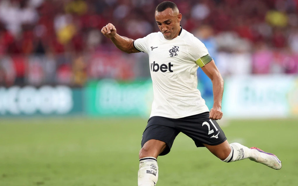 Marçal disputando bola contra jogador do Flamengo no Nilton Santos