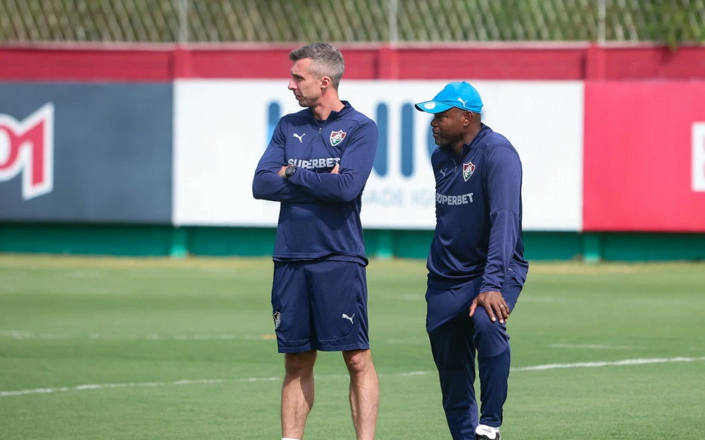 Marcão comandando treino do Fluminense no CT Carlos Castilho, técnico ao lado do campo