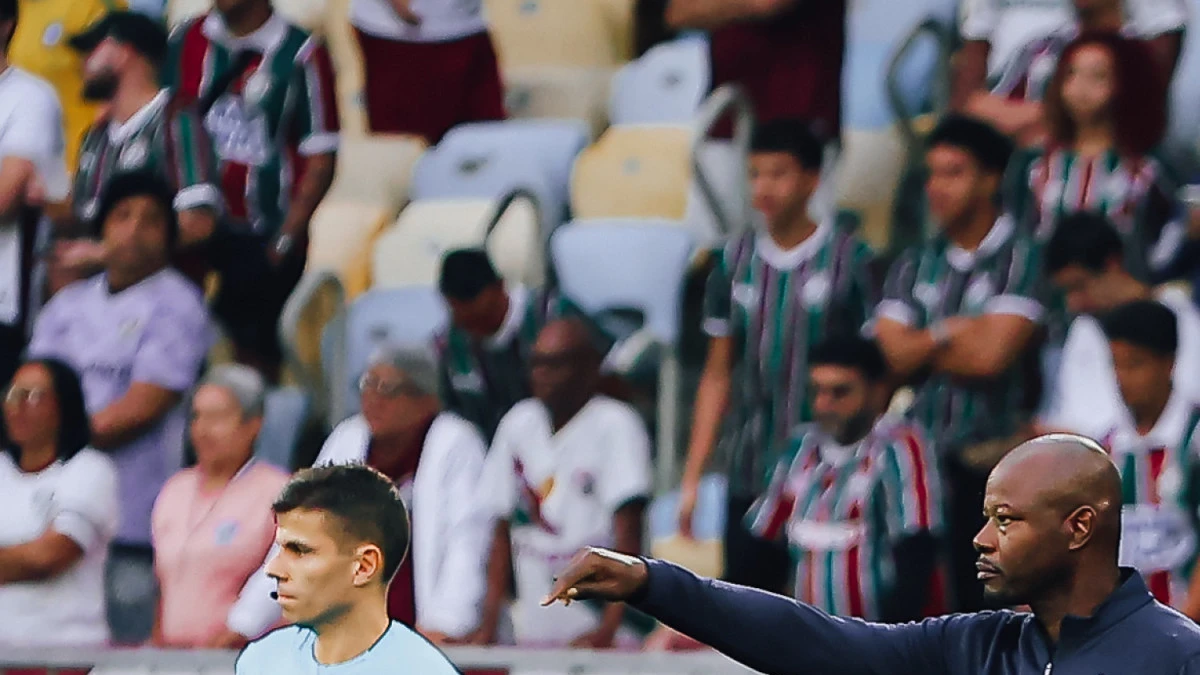 Marcão orienta jogadores do Fluminense no banco durante partida