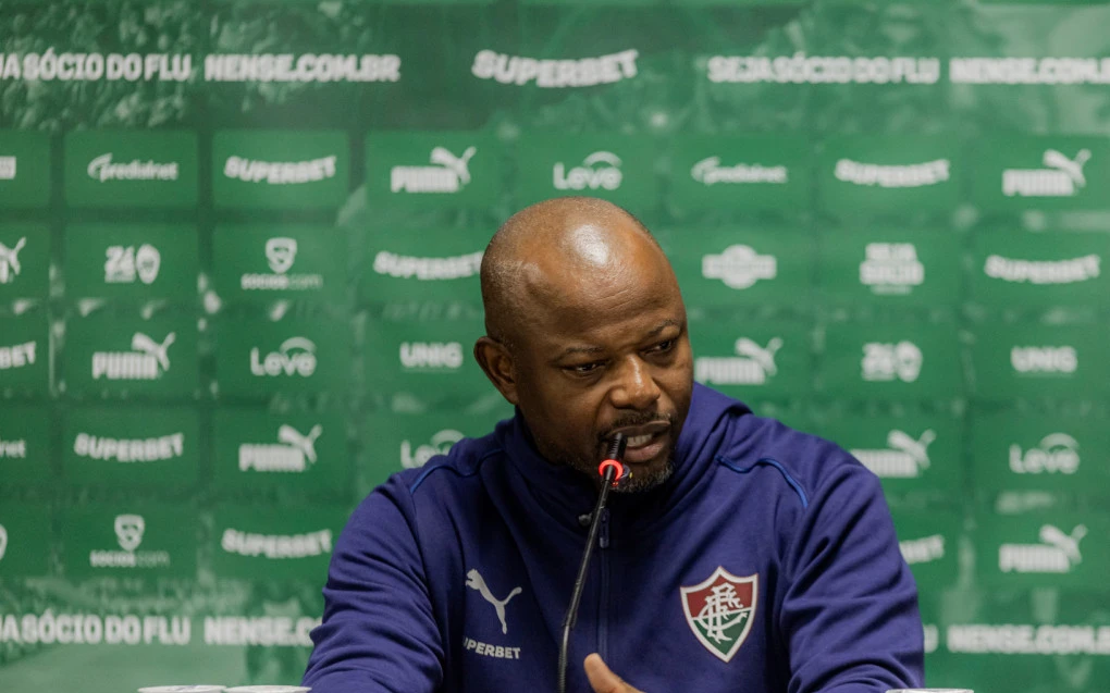 Marcão durante entrevista coletiva, elogiando a atuação do Fluminense