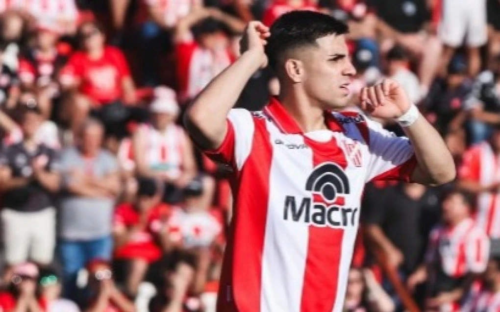 Alex Luna em ação com a camisa do Instituto Córdoba, driblando adversário