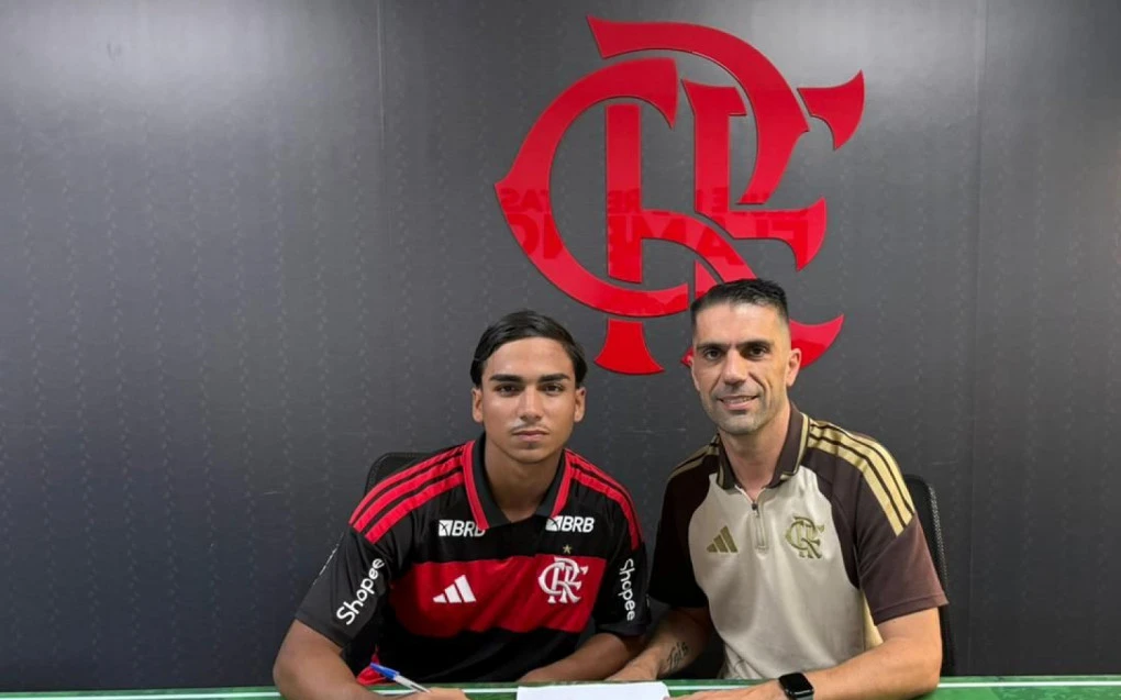Kauã Carlos assina primeiro contrato profissional com o Flamengo