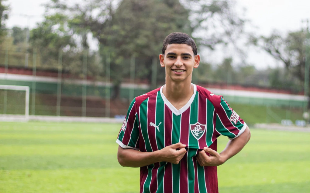 Marcelinho com a camisa do Fluminense durante apresentação