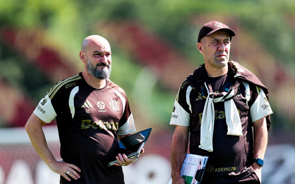 Leonardo Jardim observando treino no Ninho do Urubu