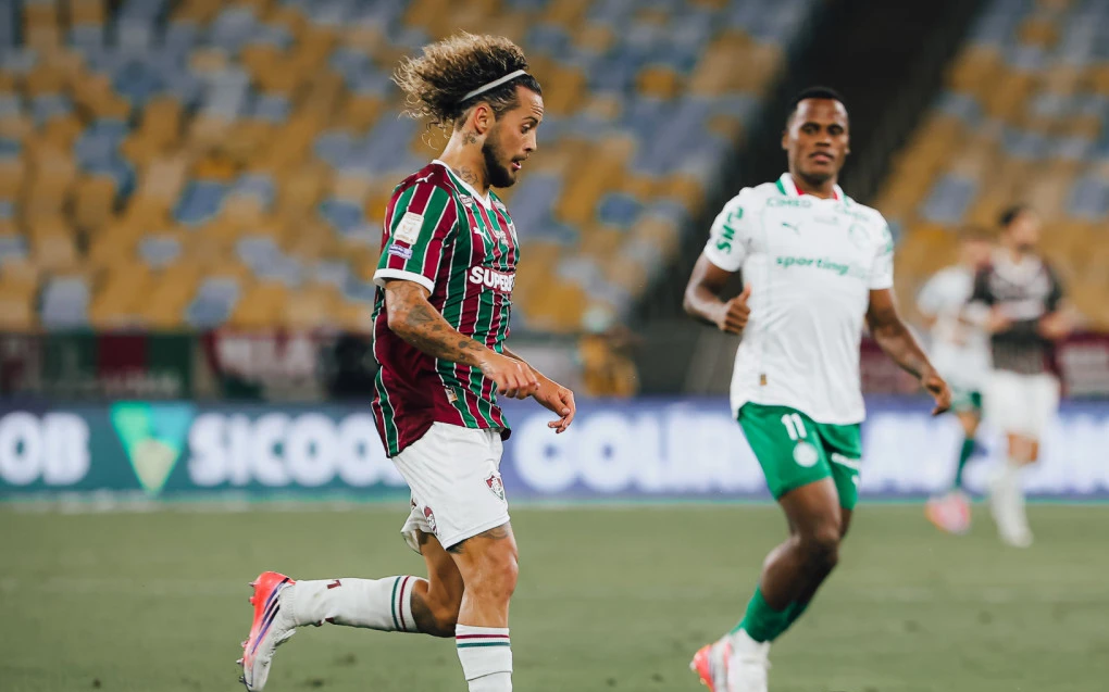 Guga comemorando jogada durante o jogo pelo Fluminense