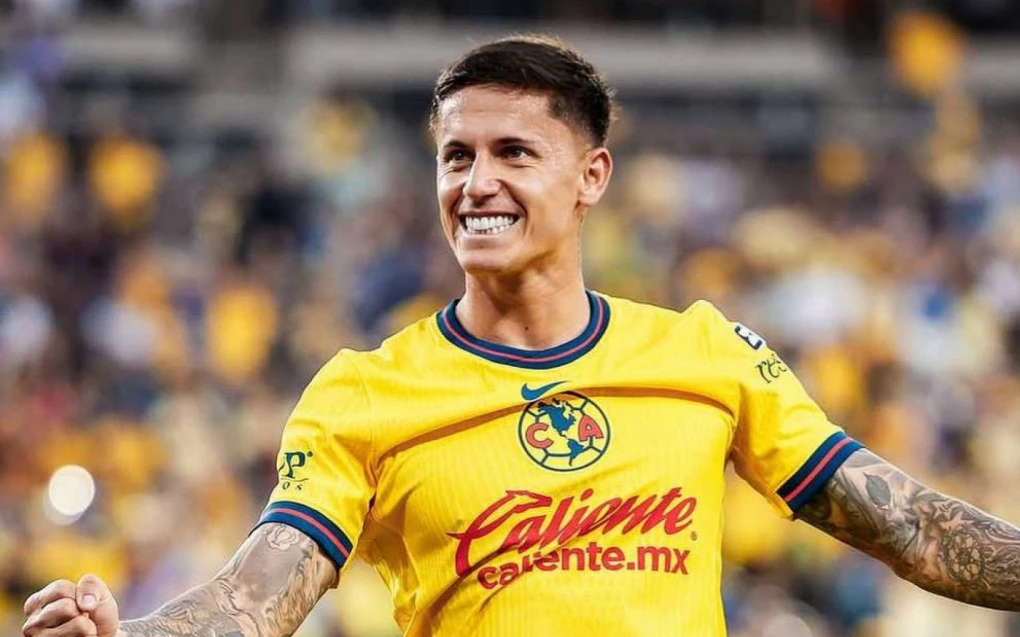 Brian Rodríguez com a camisa do América-MEX em lance durante partida