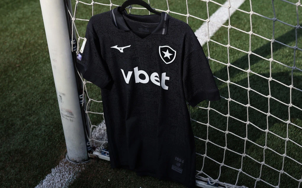 Camisa preta do Botafogo com escudo e detalhes do tecido em close