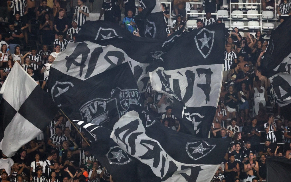 Integrantes da Fúria Jovem do Botafogo em protesto com faixas e críticas após derrota