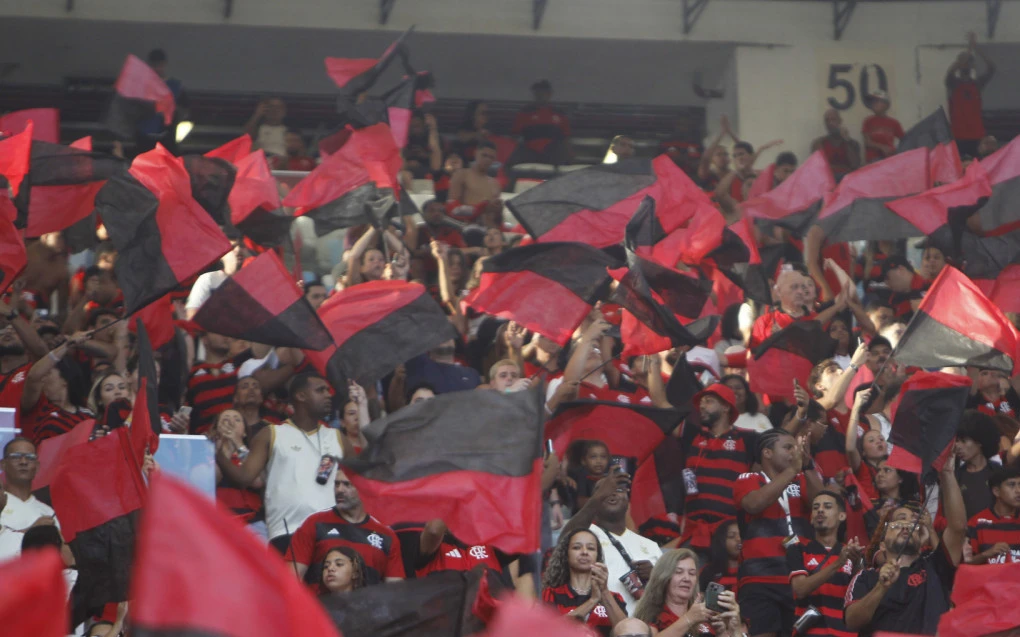 Torcida do Flamengo no Maracanã com bandeiras rubro-negras