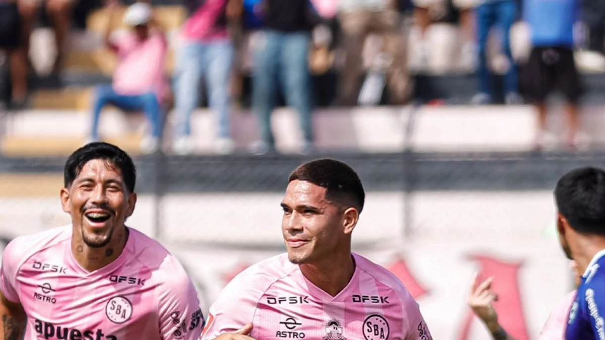 Jogadores do Sport Boys comemorando um dos gols contra o Cienciano